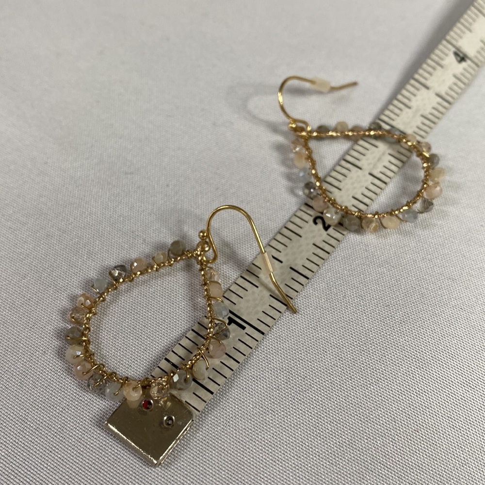 Dainty and feminine sparkly wire and faceted bead earrings - Picture 3 of 4